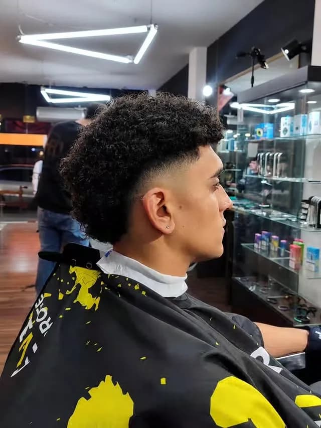 Barba definida y corte texturizado