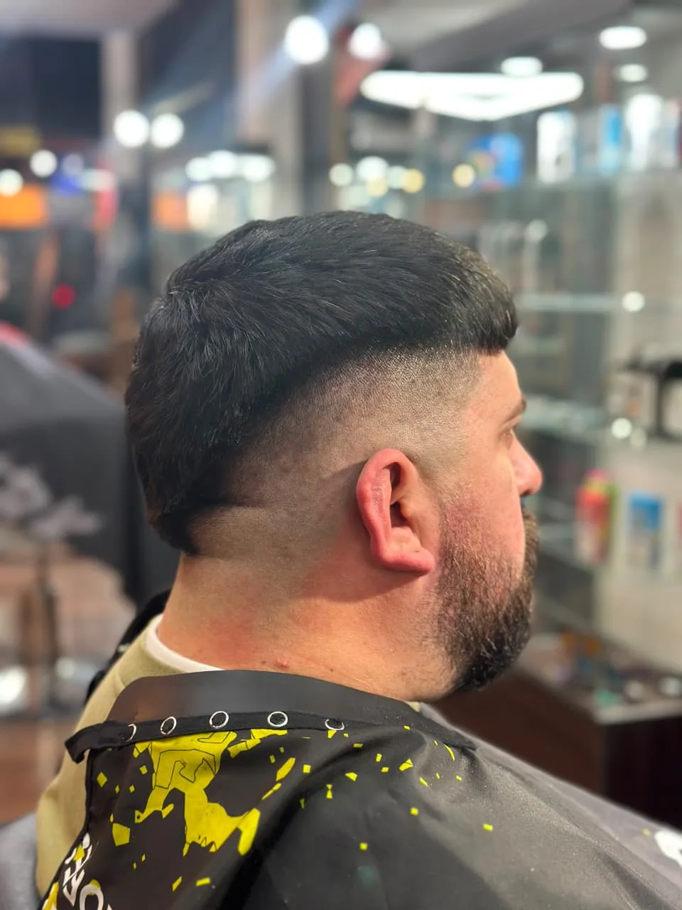 Barba definida y corte texturizado